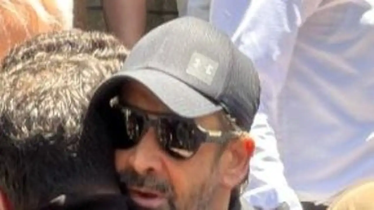 نجوم الفن.. أشرف زكي وكريم عبد العزيز يودعون والد منة شلبي بمشاركة زملائهم